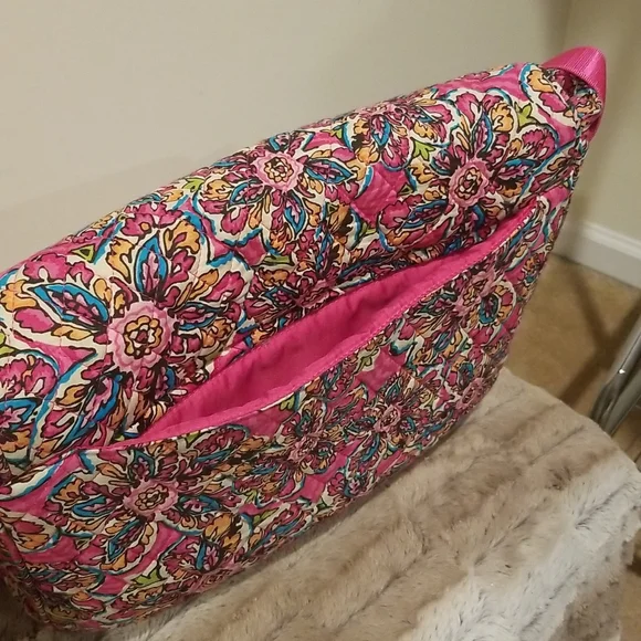 ✨HOST PICK✨ VERA BRADLEY” PINK FLORAL MESSENGER BAG WITH ADJUSTABLE STRAP. - Picture 4 of 10